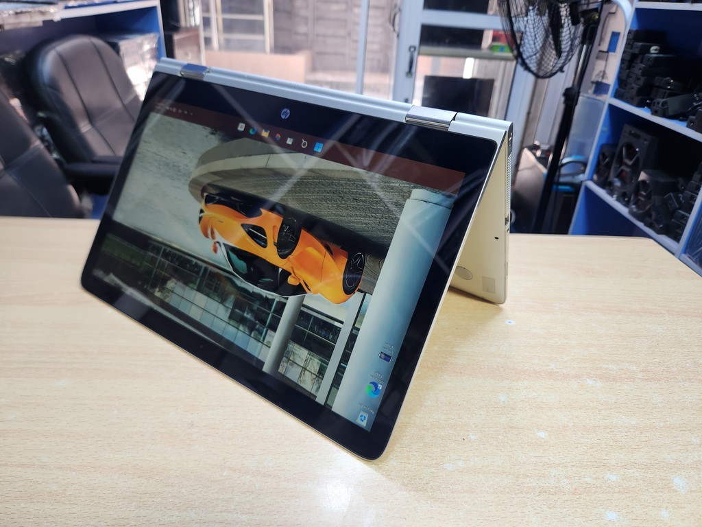 HP Spectre X360 13 - Intel Core i7-8550U 13.3" (Diagonal Ultra HD Led Display, 256GB SSD, 8GB RAM)